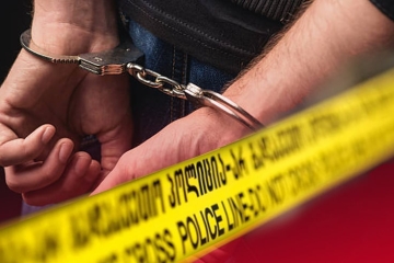 ქრთამის აღების ბრალდებით, მოსამართლის განჩინების საფუძველზე - 2002 წელს დაბადებული ა.მ. დააკავეს