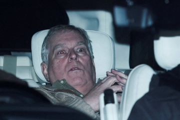 დაპატიმრებიდან თითქმის 12 საათის შემდეგ, ბრიტანეთის მეფის, ჩარლზის ძმა, ენდრიუ მაუნტბატენ-უინძორი გამოძიების ქვეშ გაათავისუფლეს