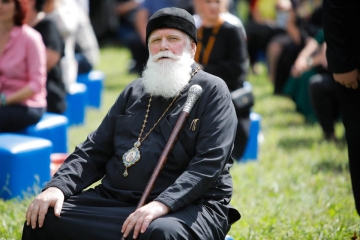 "რევოლუციონერი რო ხარ, იმისთვის რაცაა ხო, უნდა მიიღო იგი. შენ რევოლუციონერობა გინდა, მერე დაგიჭერენ და მე გამოგიყვანო, ისევ რევოლუციაში შევარდე..."