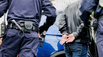 "ძალადობის, გაუპატიურების, არაადამიანური მოპყრობის, მუქარისა და ნივთის დაზიანების ბრალდებით - 2007 წელს დაბადებული ს.ჟ. დააკავეს"