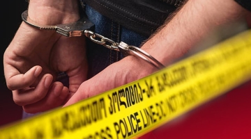 ქრთამის აღების ბრალდებით, მოსამართლის განჩინების საფუძველზე - 2002 წელს დაბადებული ა.მ. დააკავეს