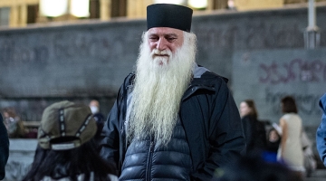 "დღეს საპროტესტო აქციიდან მობრუნებულებს მანქანის შუშა დაწეული დაგვხვდა მე და მამა შიოს. გვერდით ჩაბურული სუს-ის მანქანა ედგა"