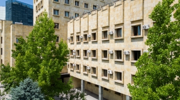 "ბრალდებული შვილის თანდასწრებით, ბლაგვი საგნის გამოყენებით, განსაკუთრებული სისასტიკით გაუსწორდა დაზარალებულს"