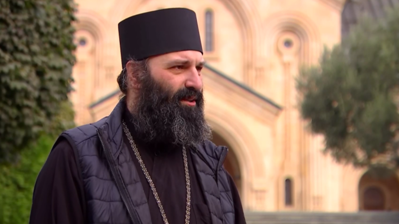 "მამაოს ტაძრიდან გაშვების შემდეგ დედა ეფემია, დედები, რომლებიც მას უვლიდნენ, ქუჩაში აღმოჩნდნენ. მამაოს ახლობელმა შეიკედლა"