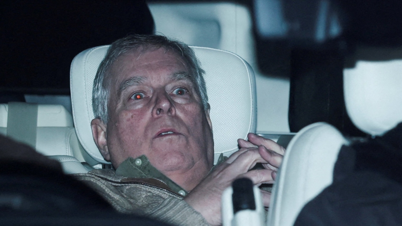 დაპატიმრებიდან თითქმის 12 საათის შემდეგ, ბრიტანეთის მეფის, ჩარლზის ძმა, ენდრიუ მაუნტბატენ-უინძორი გამოძიების ქვეშ გაათავისუფლეს