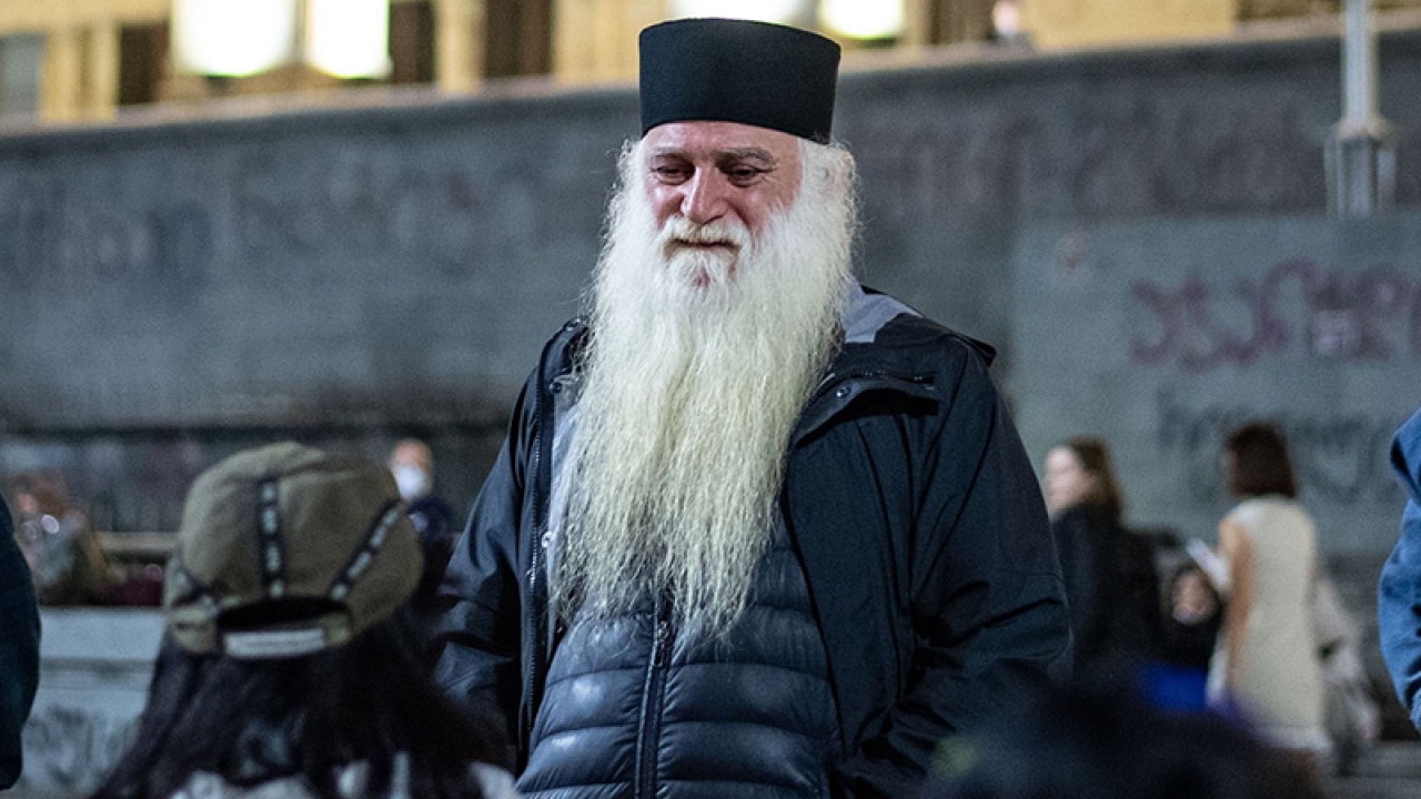 "დღეს საპროტესტო აქციიდან მობრუნებულებს მანქანის შუშა დაწეული დაგვხვდა მე და მამა შიოს. გვერდით ჩაბურული სუს-ის მანქანა ედგა"