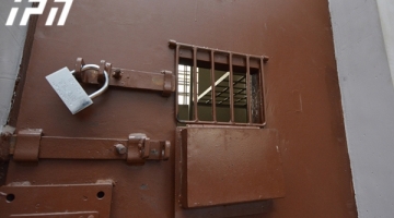 "იზოლატორში მოთავსებისას დაკავებული პირის სრული გაშიშვლება კანონით იკრძალება"