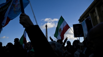 „პროტესტის მონაწილეებმა თეირანში ისლამური რესპუბლიკის ემბლემა ჩამოაგდეს“