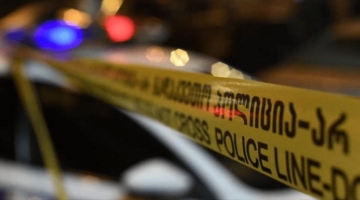 "ჯგუფურად ჩადენილი ყაჩაღობის ბრალდებით დაკავებული არიან წარსულში ნასამართლევები - 1968 წელს დაბადებული გ.ჯ. და 1978 წელს დაბადებული ლ.მ."