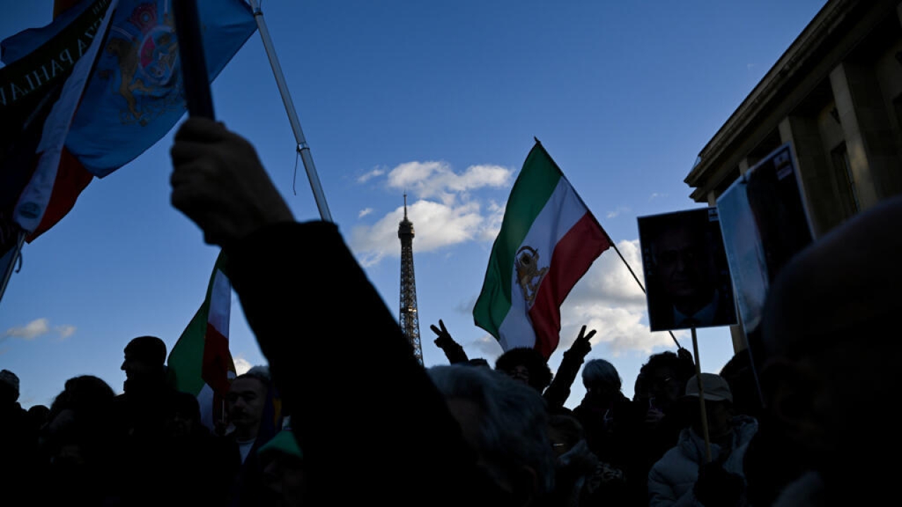 „პროტესტის მონაწილეებმა თეირანში ისლამური რესპუბლიკის ემბლემა ჩამოაგდეს“