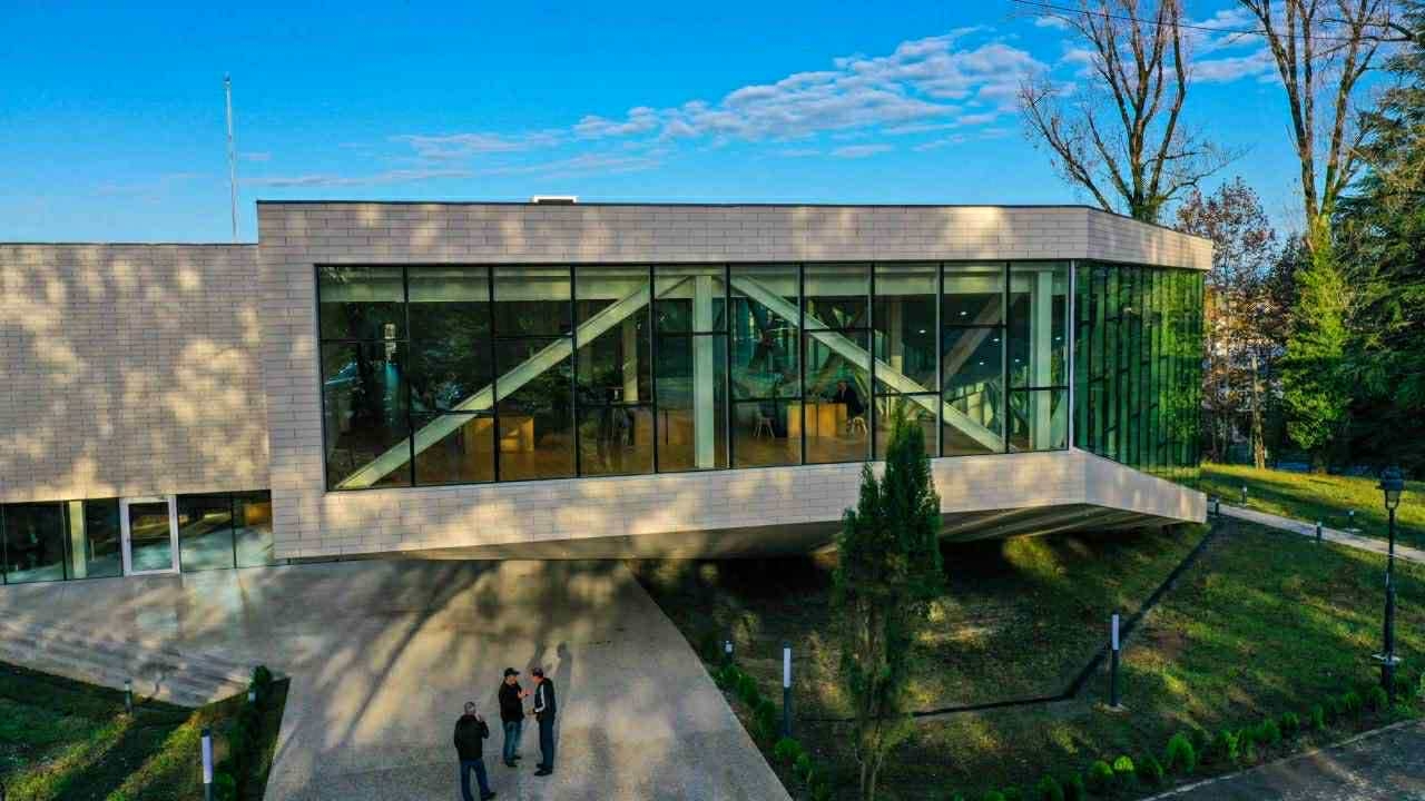 ზვიად გამსახურდიას სახელობის ახალგაზრდული ცენტრისა და ბიბლიოთეკის მშენებლობა დასრულდა მშენებლობის შემინვა სრულად უზრუნველყო გლასლაინმა