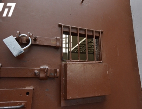 "იზოლატორში მოთავსებისას დაკავებული პირის სრული გაშიშვლება კანონით იკრძალება"