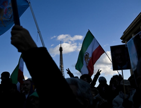 „პროტესტის მონაწილეებმა თეირანში ისლამური რესპუბლიკის ემბლემა ჩამოაგდეს“