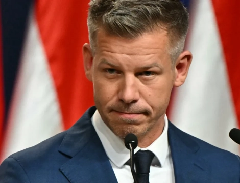 მადიარი უნგრეთის პრეზიდენტის, ტამაშ სუიოკის გადადგომას მოითხოვს