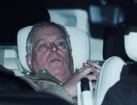 დაპატიმრებიდან თითქმის 12 საათის შემდეგ, ბრიტანეთის მეფის, ჩარლზის ძმა, ენდრიუ მაუნტბატენ-უინძორი გამოძიების ქვეშ გაათავისუფლეს