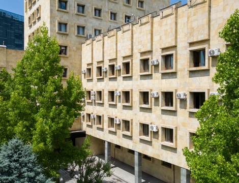 "ბრალდებული შვილის თანდასწრებით, ბლაგვი საგნის გამოყენებით, განსაკუთრებული სისასტიკით გაუსწორდა დაზარალებულს"