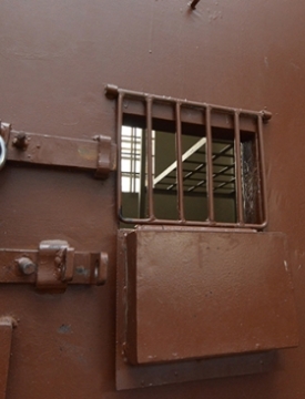 "იზოლატორში მოთავსებისას დაკავებული პირის სრული გაშიშვლება კანონით იკრძალება"