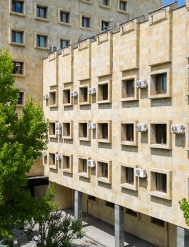 "ბრალდებული შვილის თანდასწრებით, ბლაგვი საგნის გამოყენებით, განსაკუთრებული სისასტიკით გაუსწორდა დაზარალებულს"