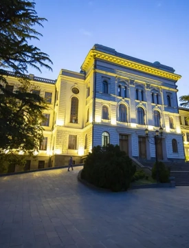 „სოლიდარობა დაკავებულ სტუდენტებს“ - მსვლელობა თსუ-ს პირველი კორპუსიდან