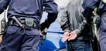 "ძალადობის, გაუპატიურების, არაადამიანური მოპყრობის, მუქარისა და ნივთის დაზიანების ბრალდებით - 2007 წელს დაბადებული ს.ჟ. დააკავეს"