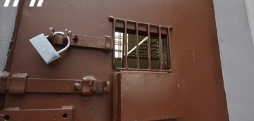 "იზოლატორში მოთავსებისას დაკავებული პირის სრული გაშიშვლება კანონით იკრძალება"