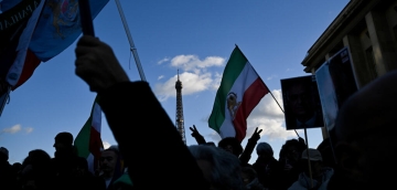 „პროტესტის მონაწილეებმა თეირანში ისლამური რესპუბლიკის ემბლემა ჩამოაგდეს“