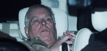 დაპატიმრებიდან თითქმის 12 საათის შემდეგ, ბრიტანეთის მეფის, ჩარლზის ძმა, ენდრიუ მაუნტბატენ-უინძორი გამოძიების ქვეშ გაათავისუფლეს